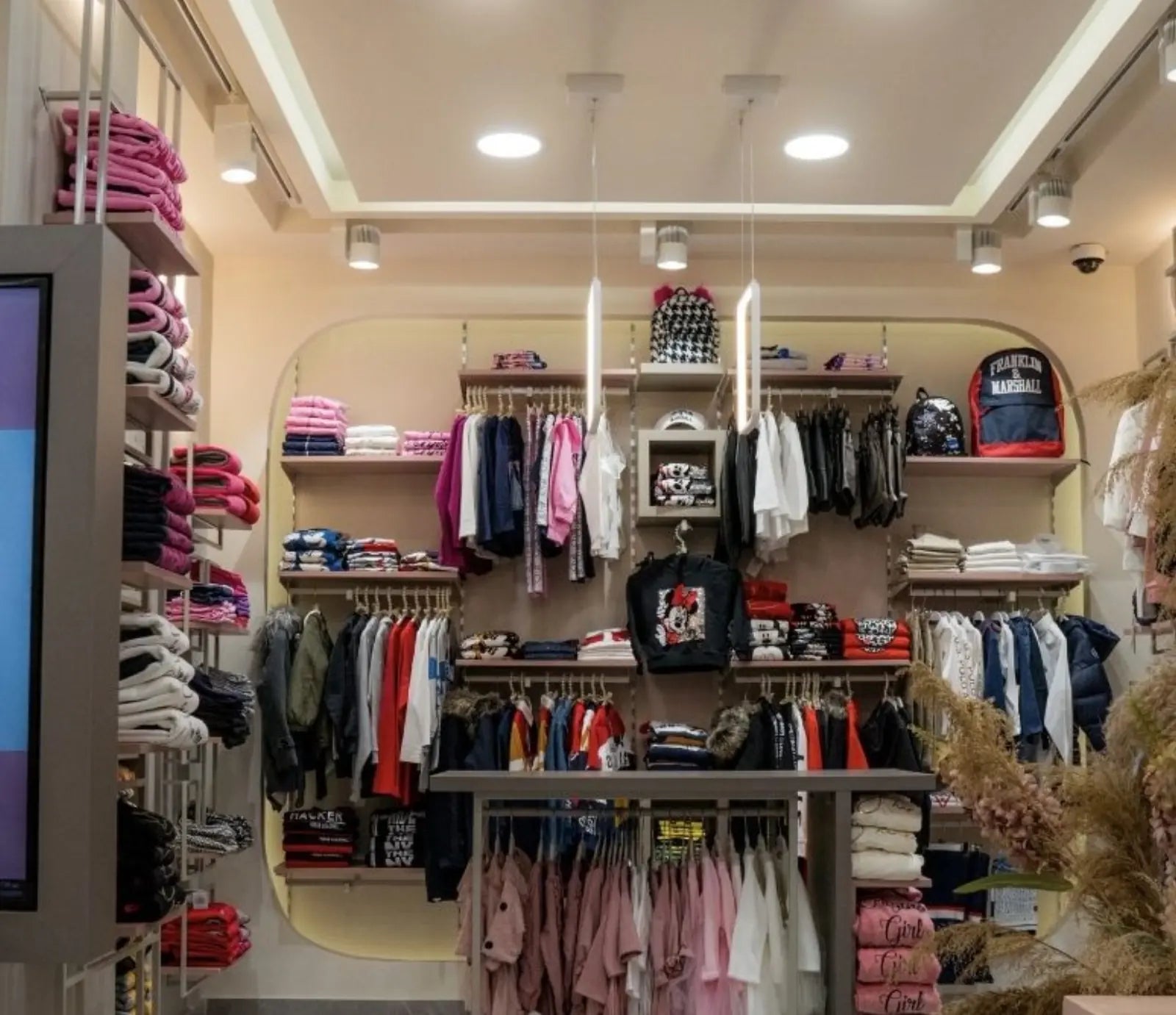 Ράφια παιδικών ρούχων στο Extan Bebe